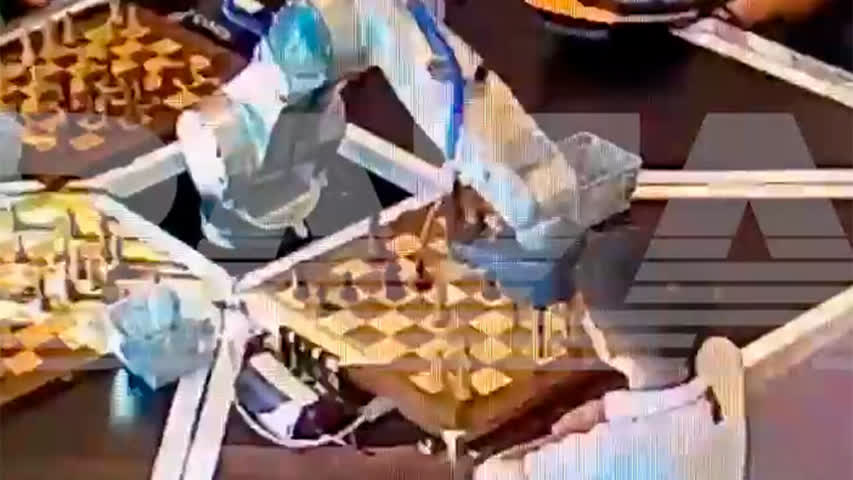 Фото - Шахматный робот сломал палец сопернику на турнире в Москве