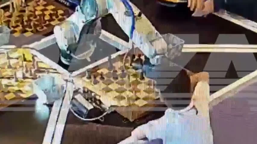 Фото - Сломавшего палец мальчику шахматного робота наказали