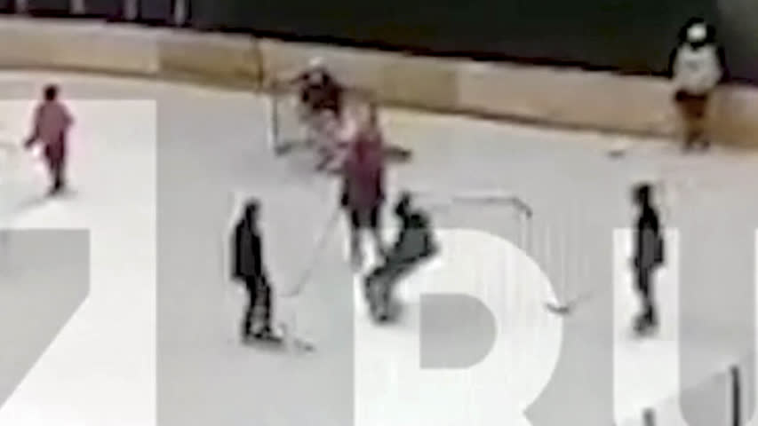 Фото - Момент попадания шайбы в грудь 14-летнего хоккеиста СКА попал на видео