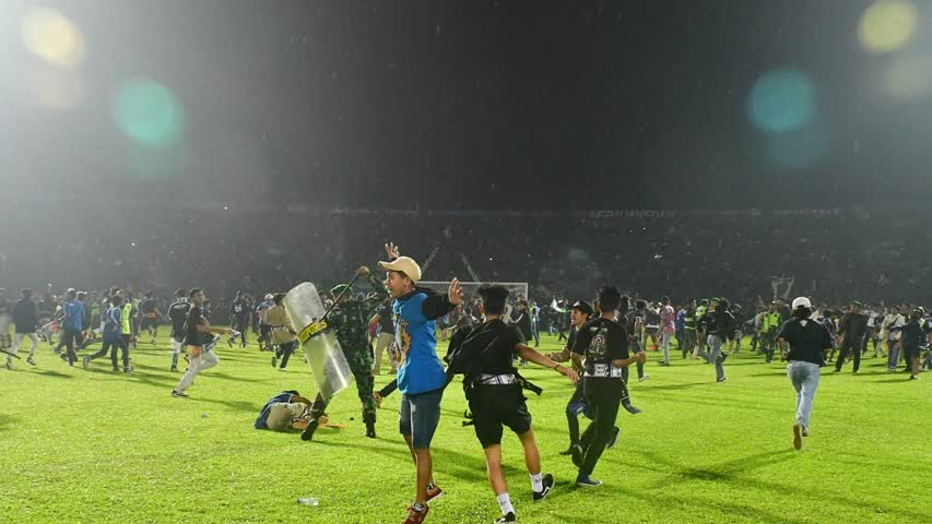 Фото - Глава ФИФА высказался о трагедии на футбольном стадионе в Индонезии