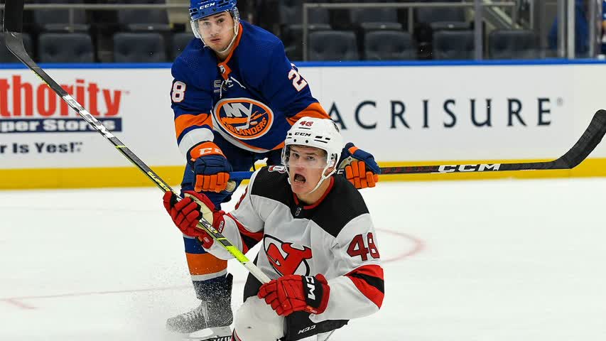 Фото - Российского игрока клуба НХЛ наказали за толчок соперника