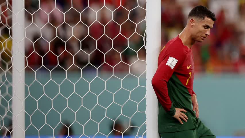 Фото - Роналду достал из трусов и съел энергетическую добавку во время матча ЧМ-2022